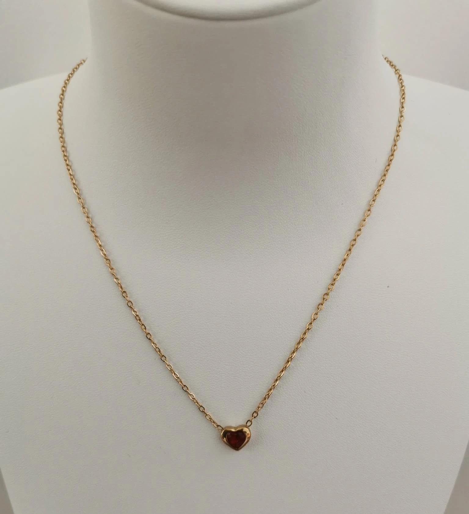 Collier avec un petit cœur rouge